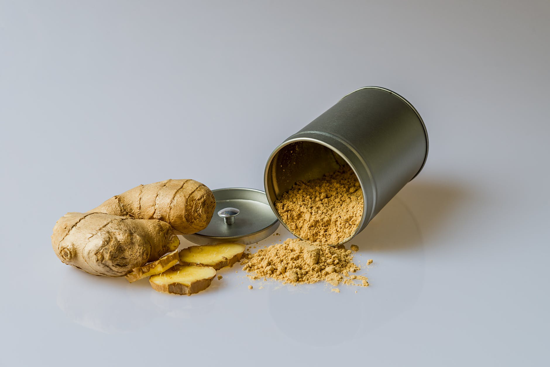 ginger powder in silver canister